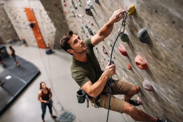 Escalade en tête : guide pour dépasser le mental (peur de tomber) en 30 jours