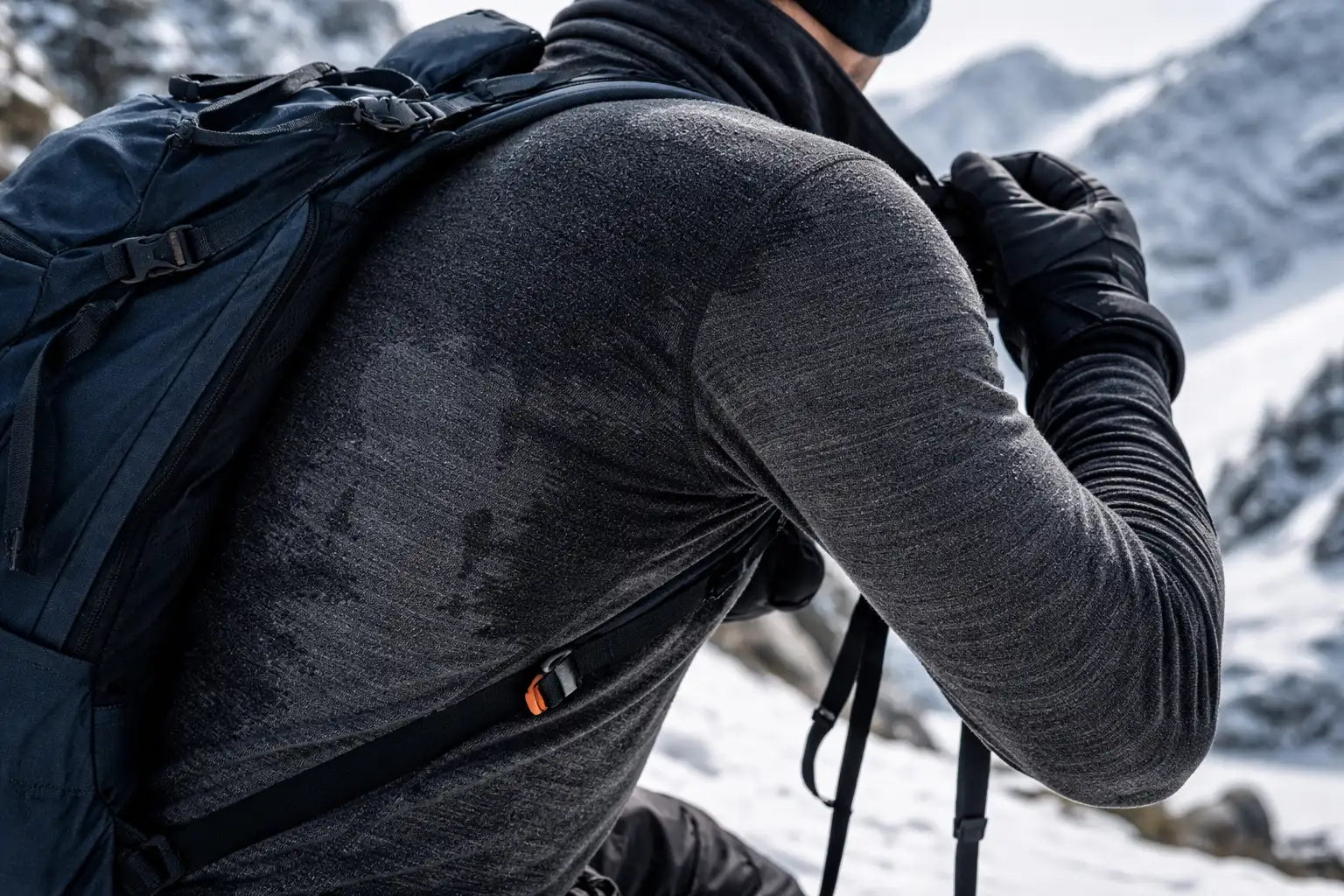 Gros plan sur sous-vêtement technique mérinos en couche 1 ski, évacuation transpiration