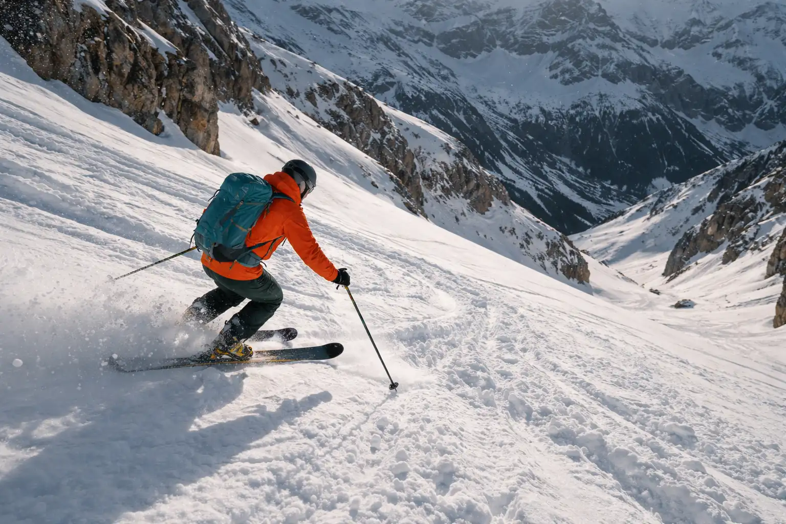Descente en ski de randonnée dans différentes qualités de neige en montagne