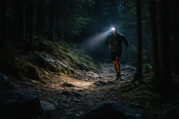Lampe frontale randonnée et trail : faisceau, autonomie et sécurité nocturne